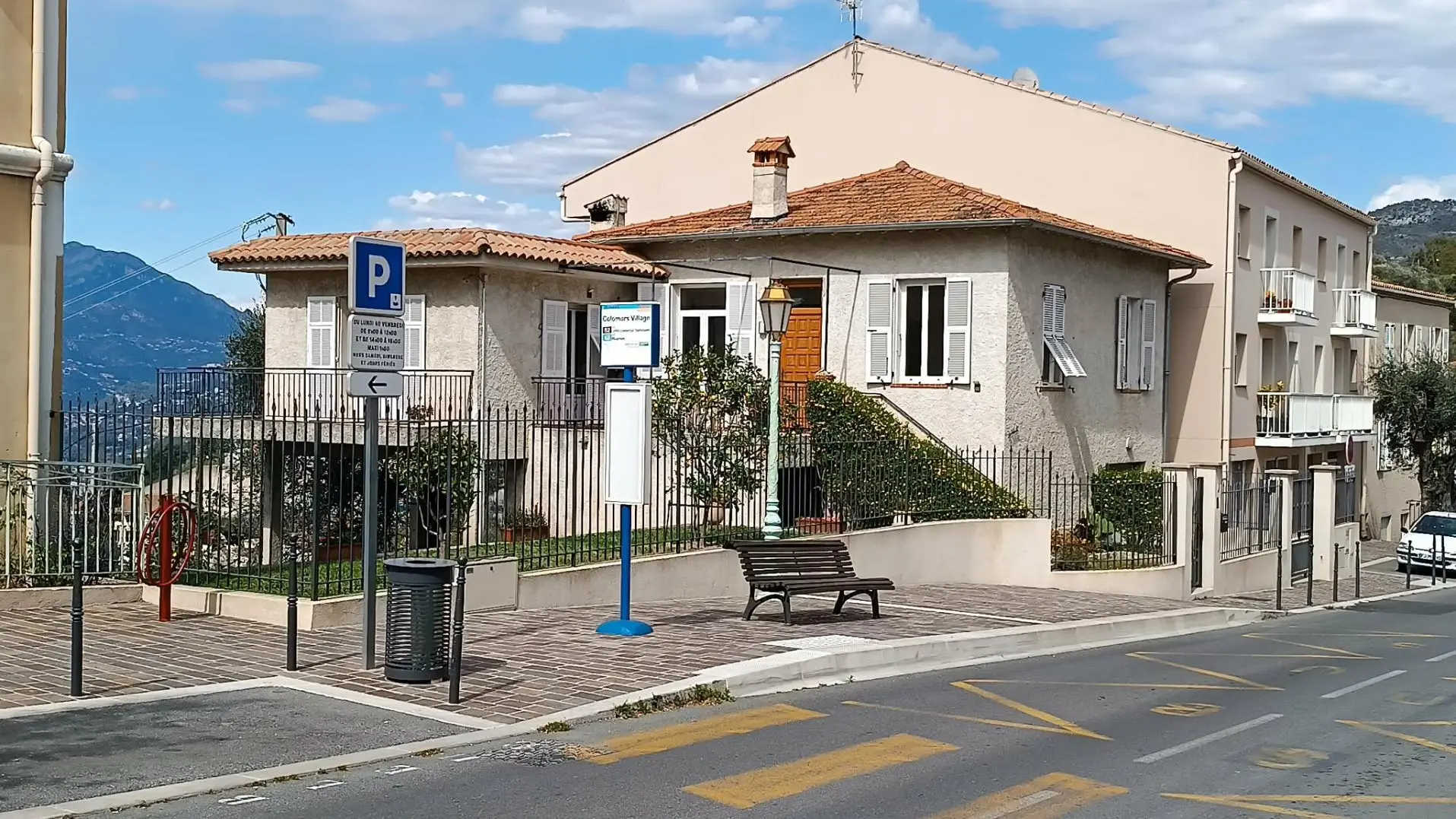 Arrêt bus dans village à 150m du gite