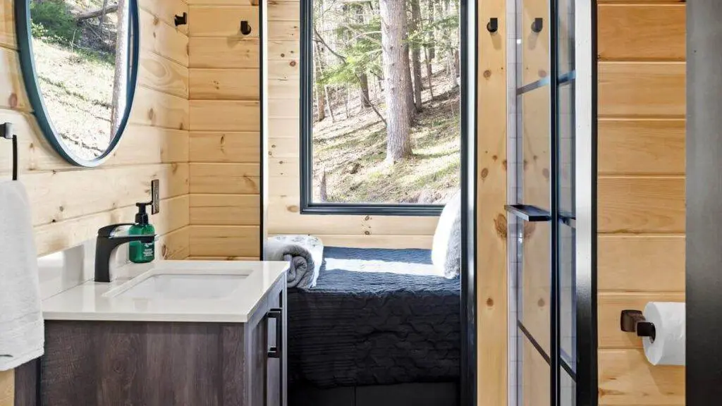 Réalisation d'une salle de bain dans un container