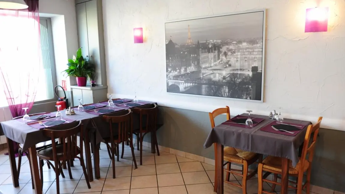Salle de restaurant côté bar