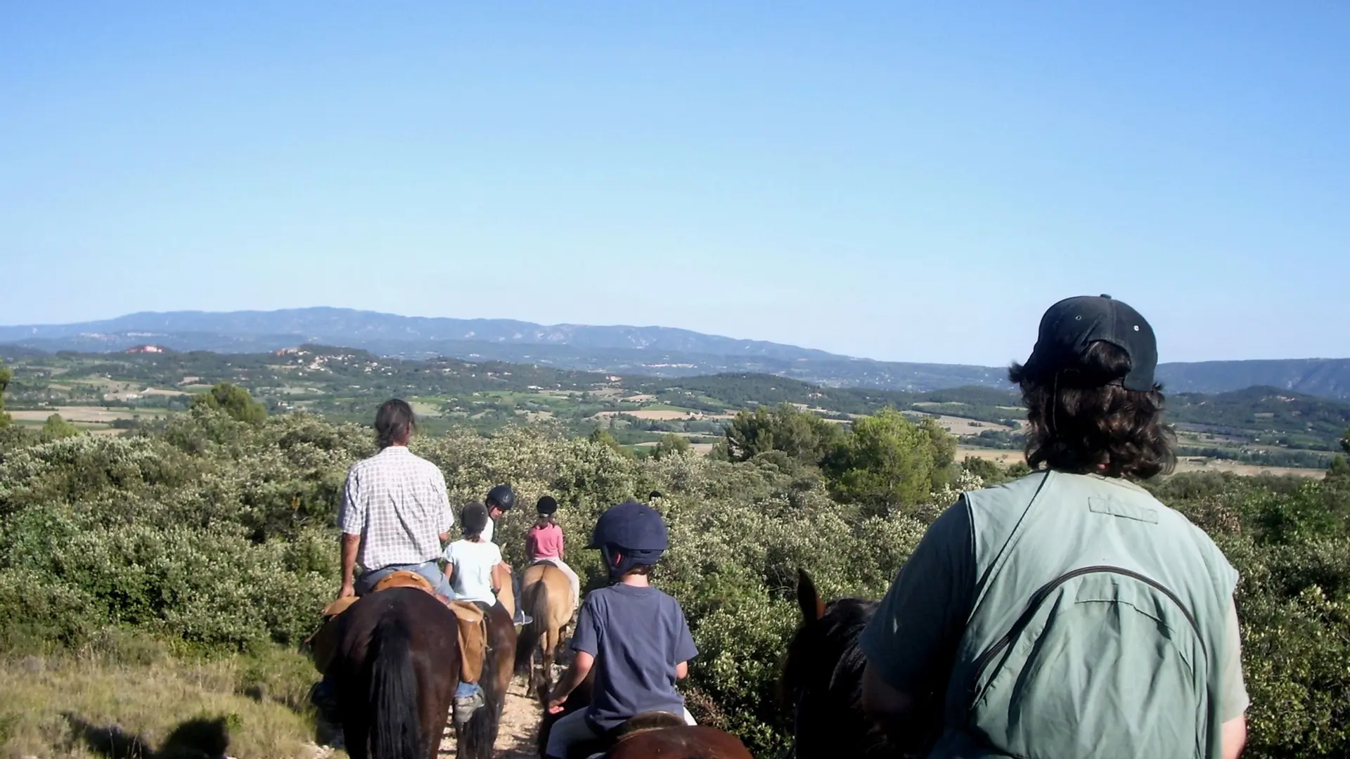 En retour, vue sur Roussillon puis le Grand Luberon
