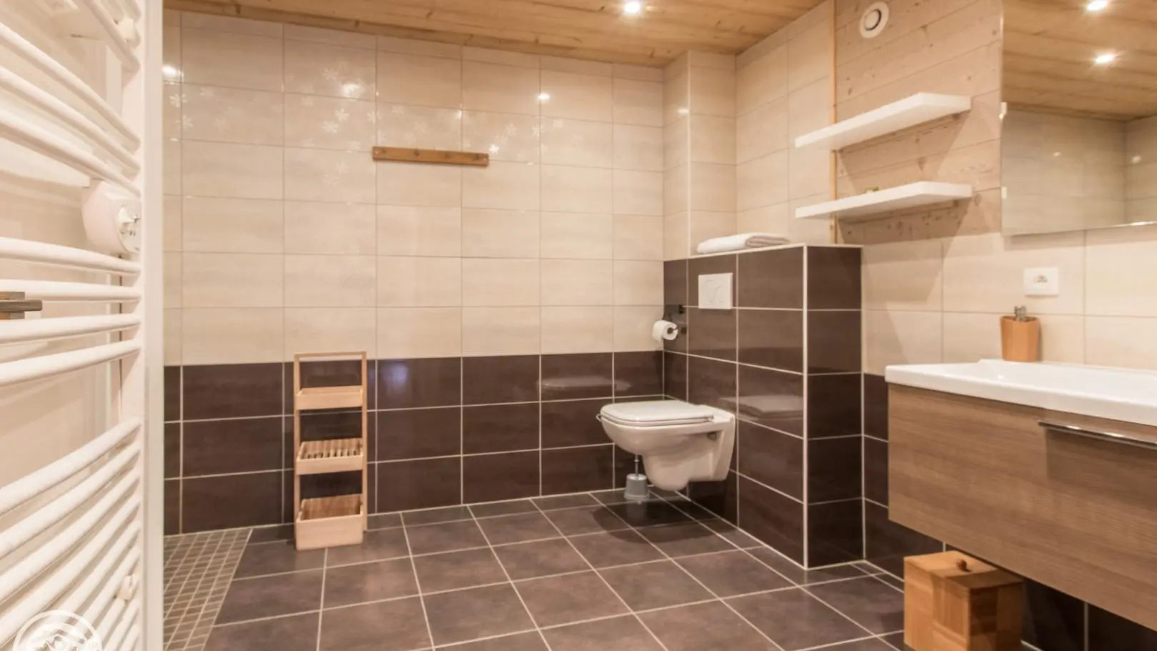 Grande salle de bain avec douche italienne