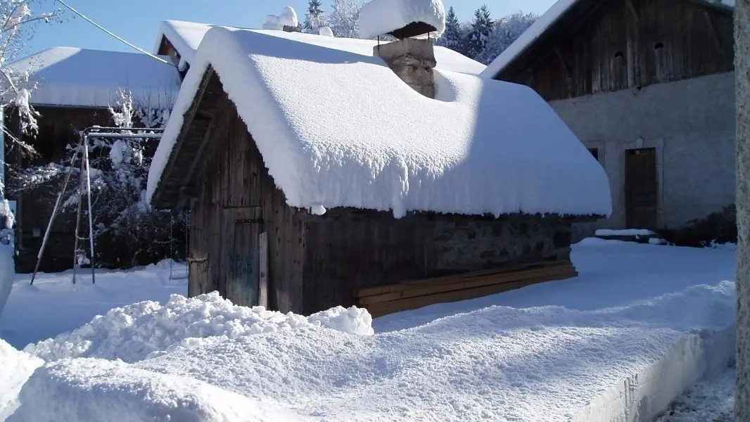ancien four à pain a côté de la maison