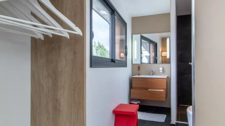 Chambre 3 et accès salle de bains privative