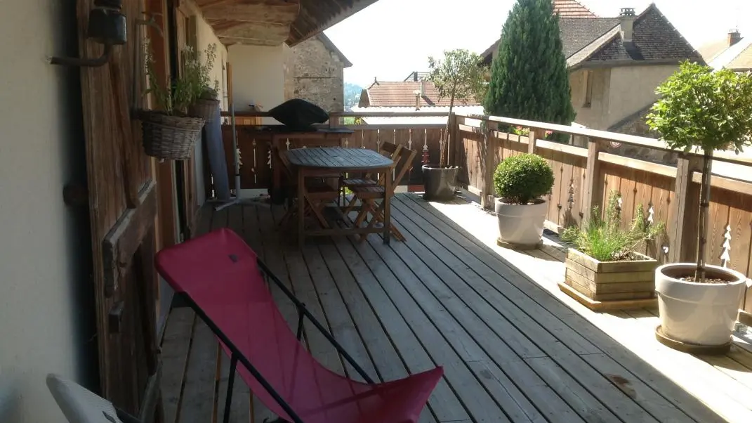 Terrasse pour vos barbecues et repas en extérieur.