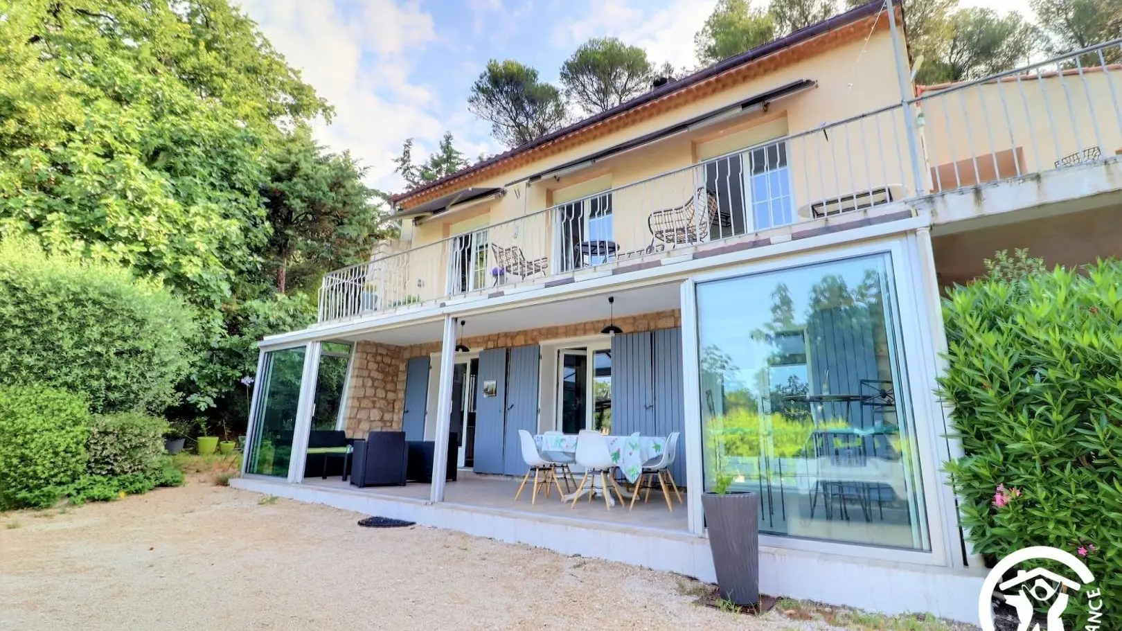 Devant du rez de chaussée de la véranda de la maison