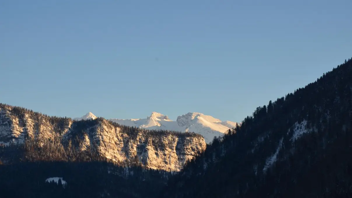 Zoom sur la chaîne des Aravis et les pistes de ski la Clusaz
