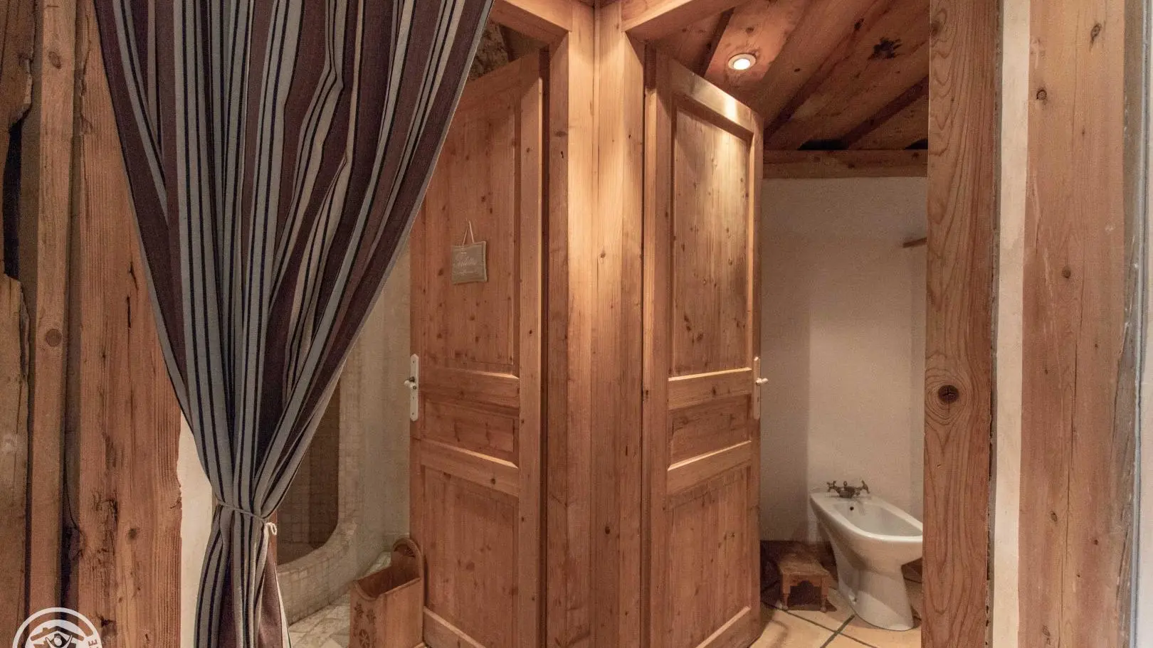 Depuis la cuisine, accès vers salle d'eau et salle de bain