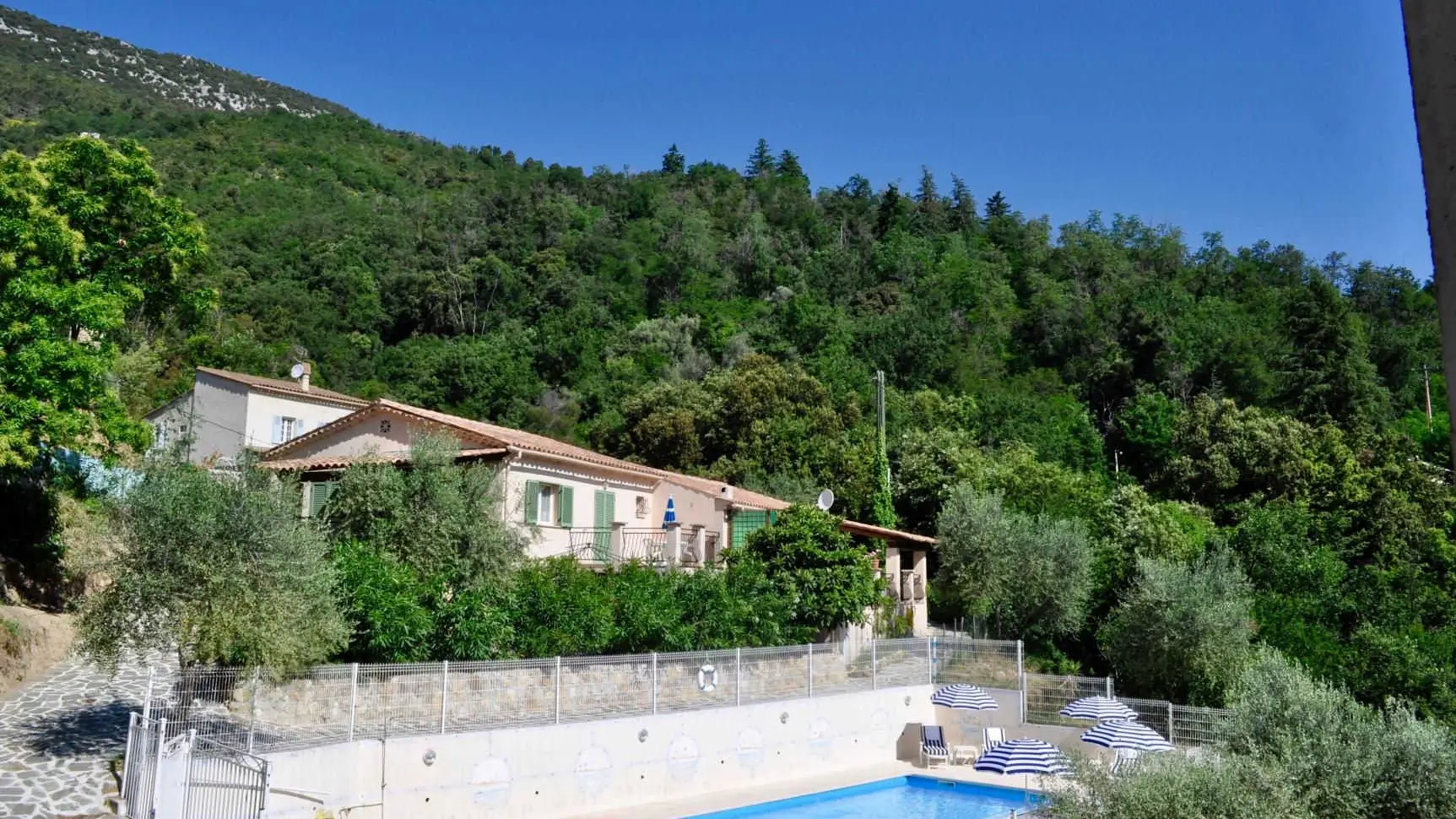 Piscine Gîte Le Mimosa Gîtes de France Côte d'Azur Alpes-Maritimes à Bendejun