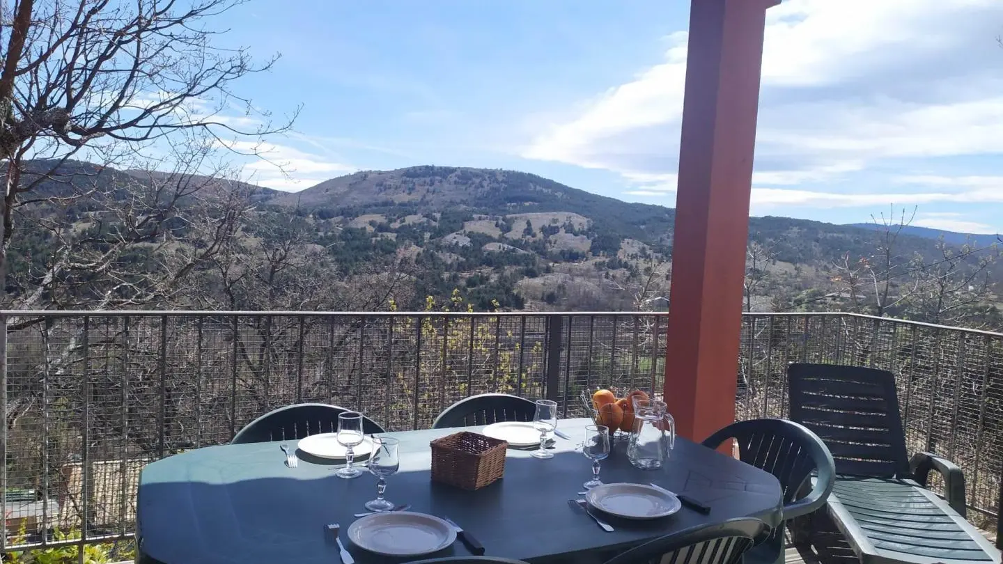 Le Cheiron- Terrasse avec vue -Coursegoules-Gites de France Alpes-Maritimes.