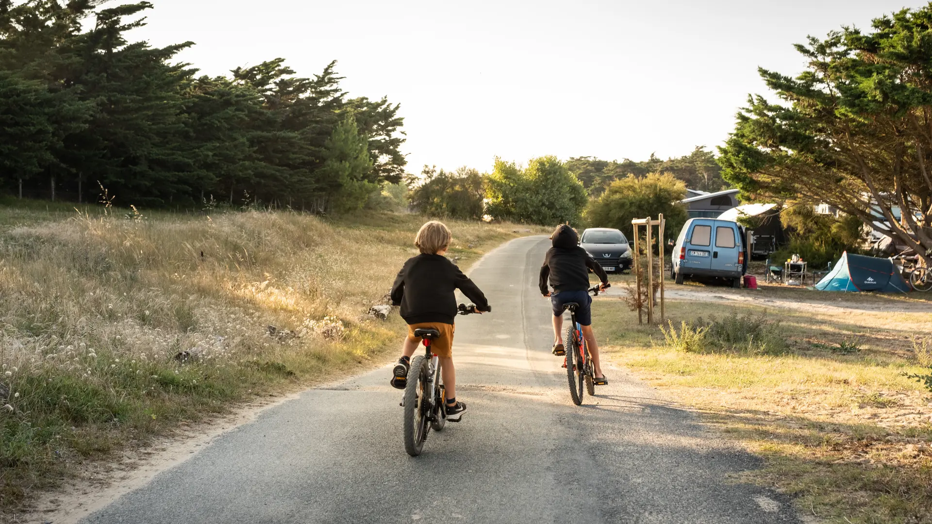 Allée du camping et vélos