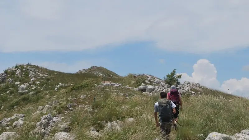 Randonneurs sur la crête du Clos des Martres