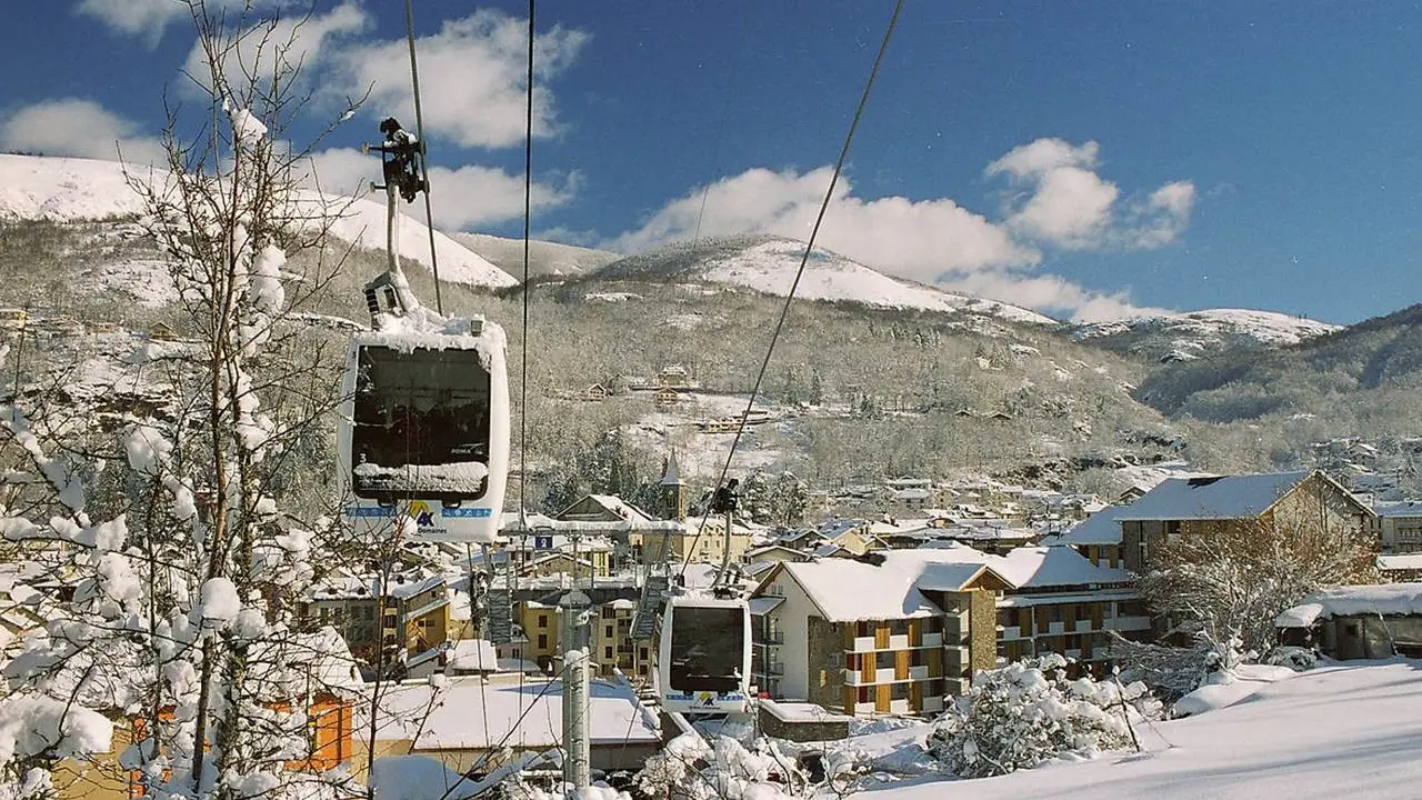 Gare amont du téléporté à Ax 3 Domaines, plateau de Bonascre, l'hiver