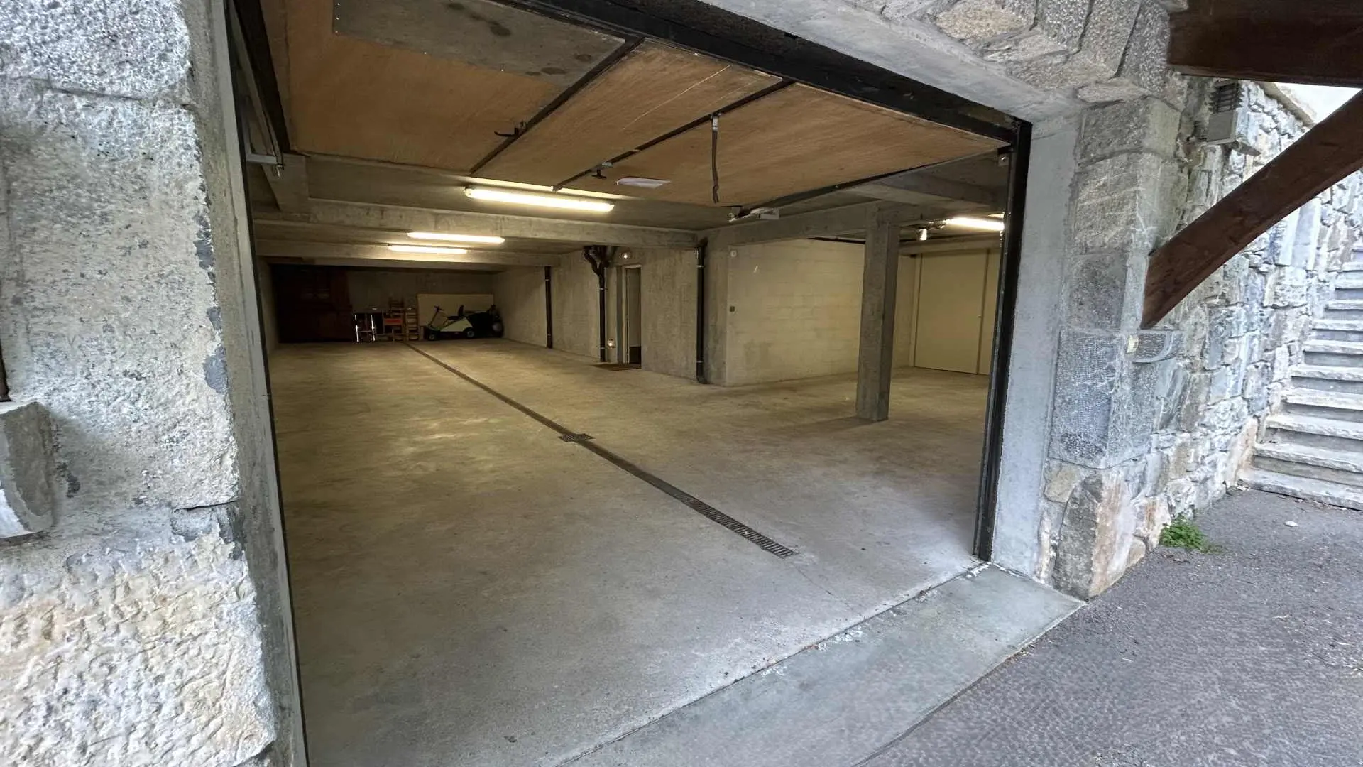 Porte ouverte accès garage