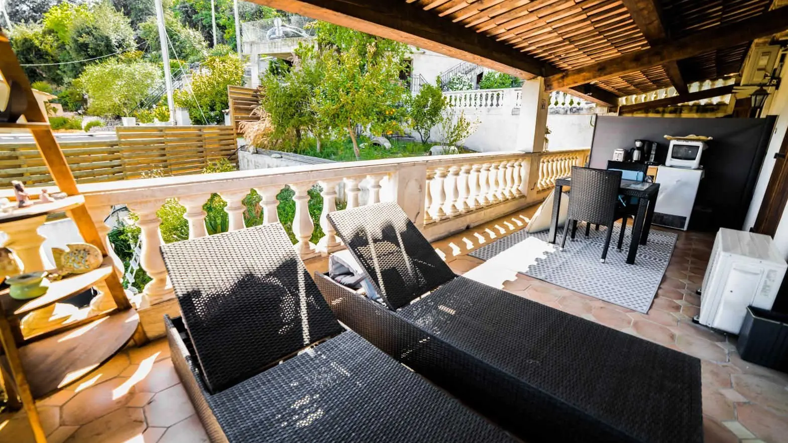 terrasse avec transats pour profiter du soleil