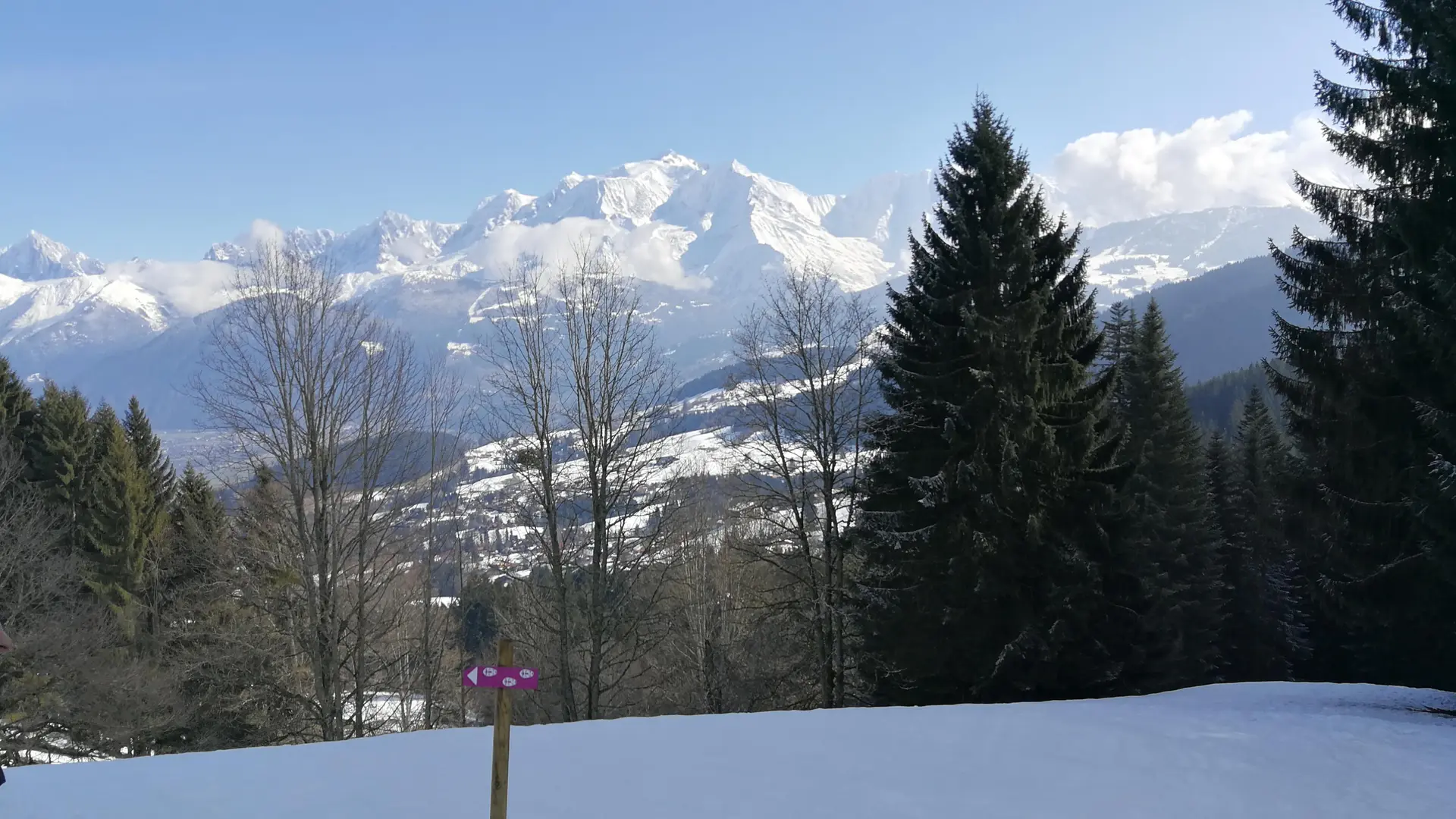Champs de neige face au Mont-Blanc
