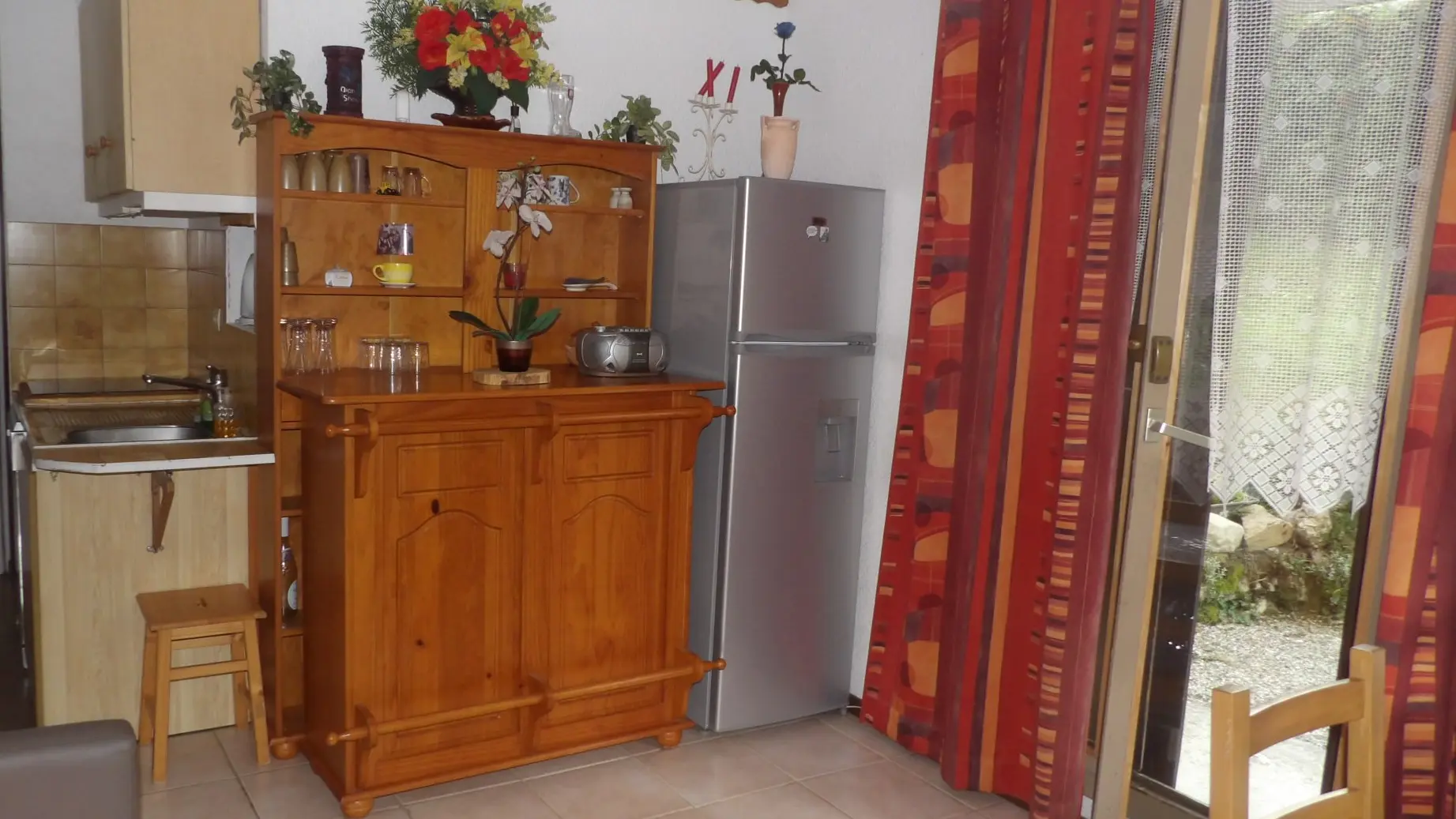 Séjour avec accès à la terrasse par une porte-fenêtre