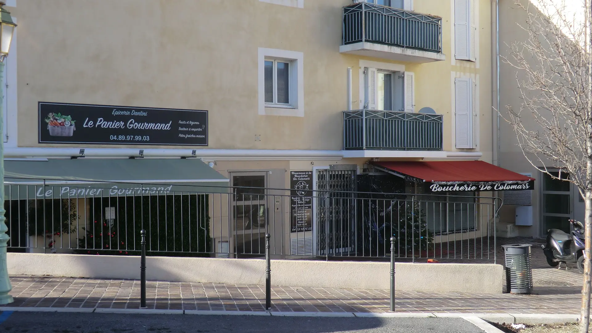 Belle boucherie( fermée le lundi), à 50 mètres du Gite et en face supermarché CASINO ouvert de 7h a 20h et le dimanche 7h/13h