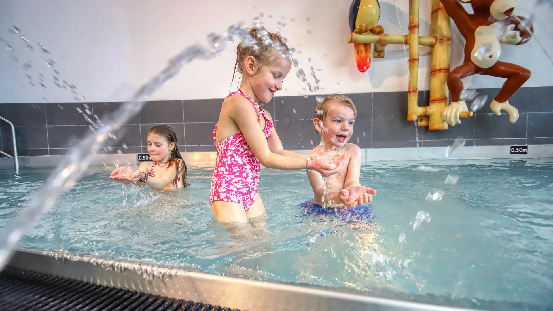 Paddling pool with water jets