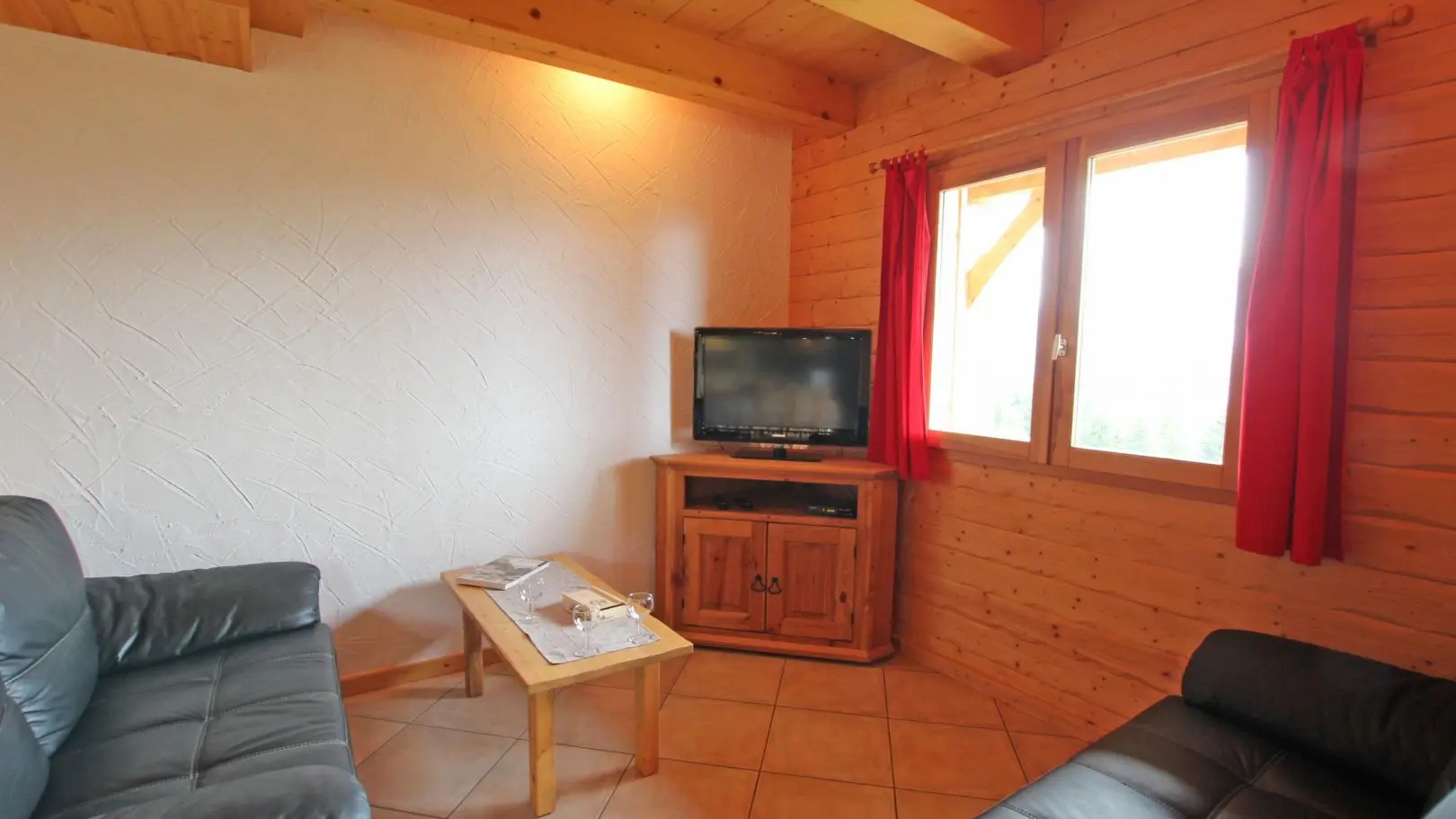 coin salon 2 canapés et téléviseur 83 cm