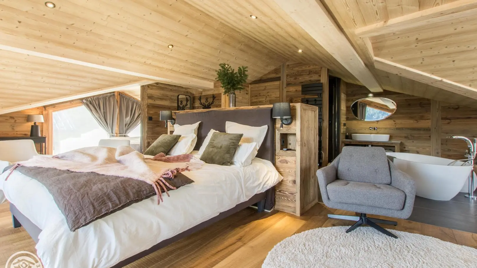 Chambre Master, lit king size vue sur les pistes, canapé convertible et salon TV