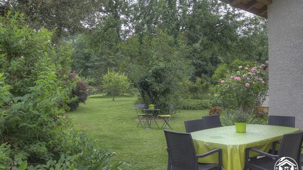 Le jardin, un coin pour les repas en plein air
