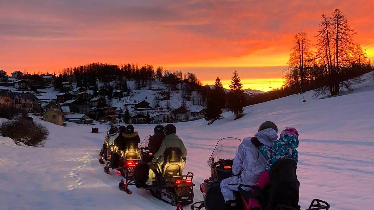 motoneige et coucher de soleil jaune