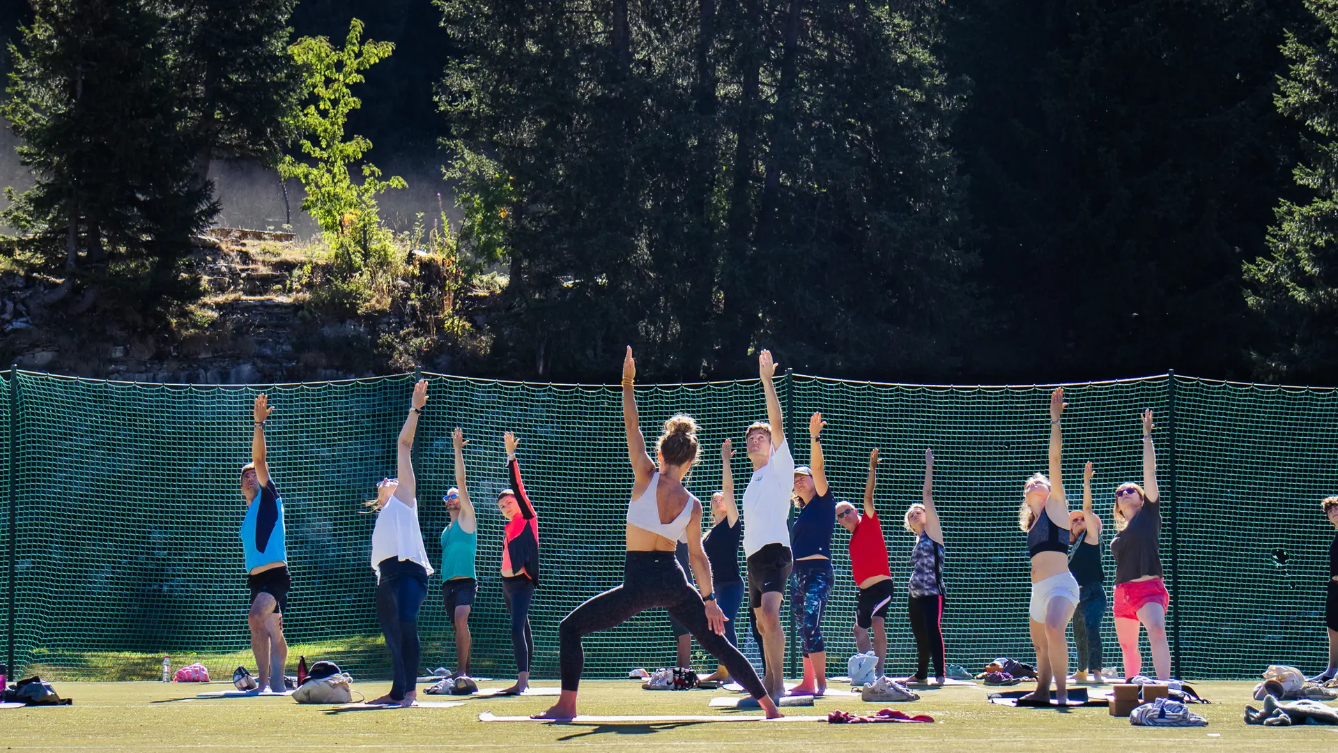 Vue de face sur le cours de yoga