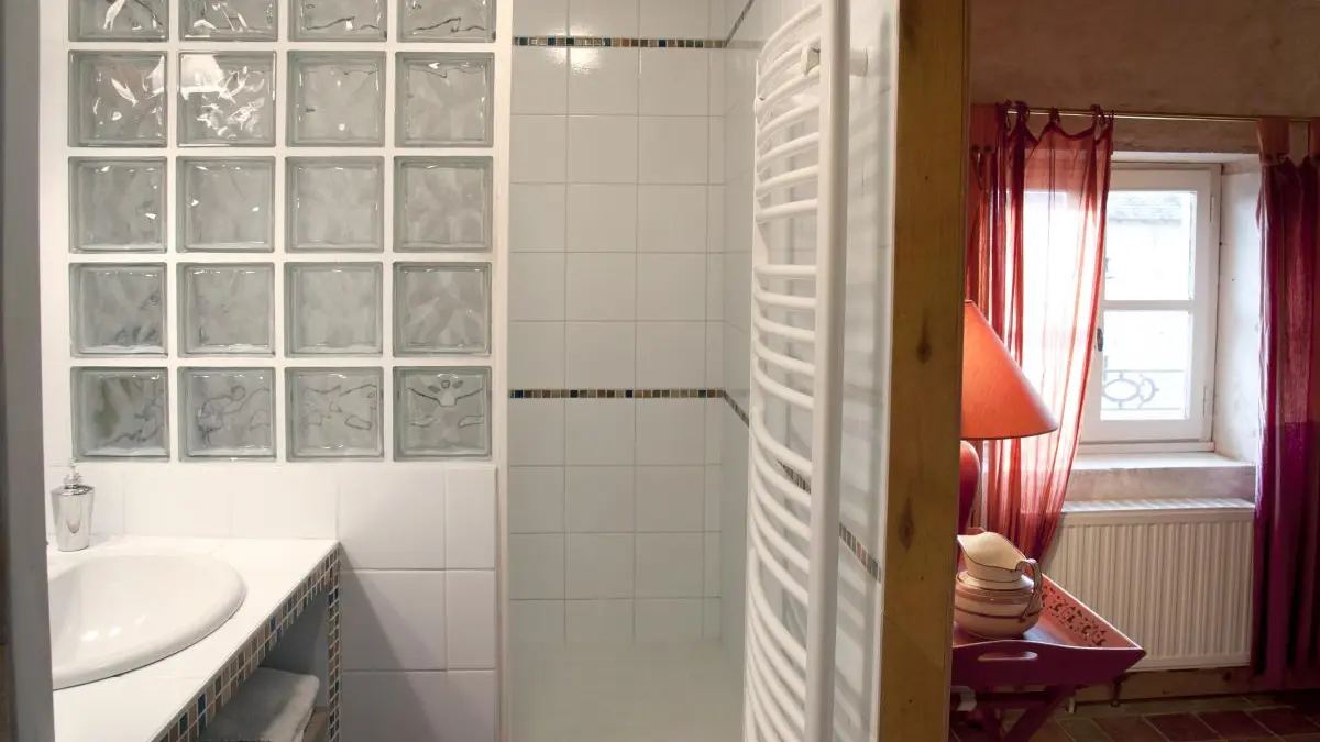 Salle d'eau de la chambre rouge
