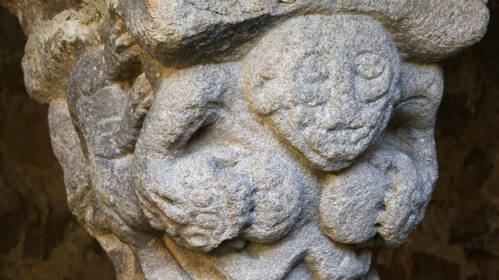 Détail chapiteau colonne du cloitre