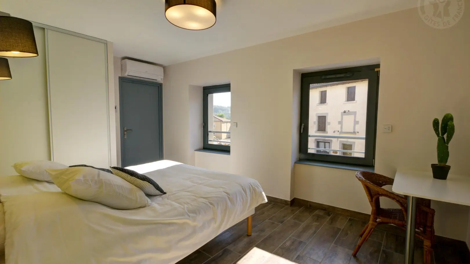 Chambre La Ramie : 1 lit 180 avec sanitaires complets et privatifs à la chambre.