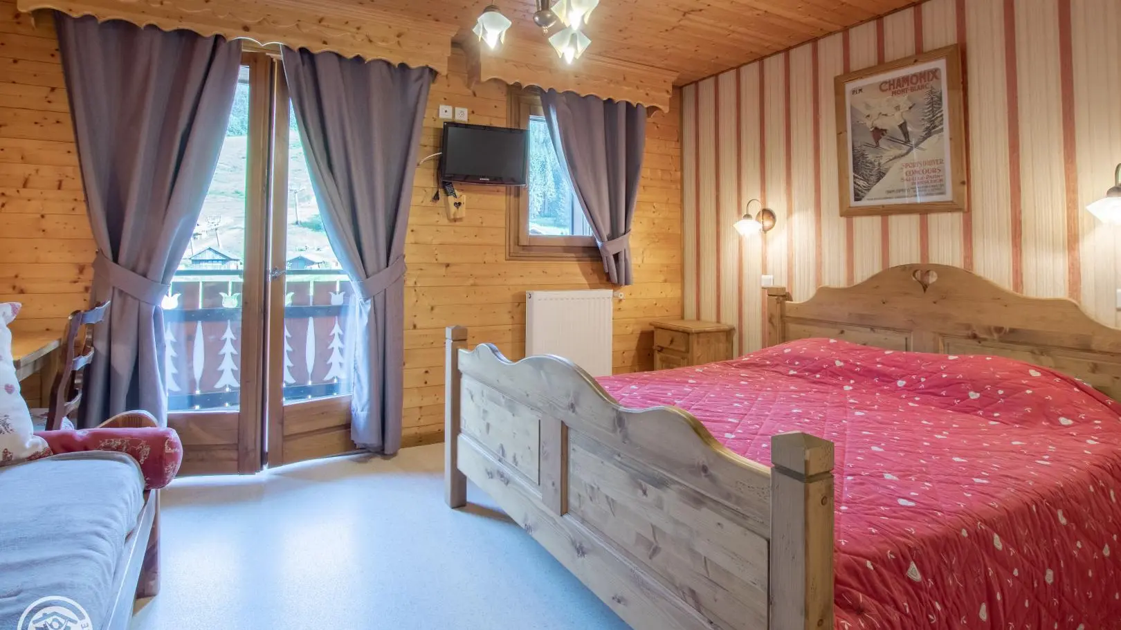 Chambre 22 avec1 lit 160cm et une banquette.