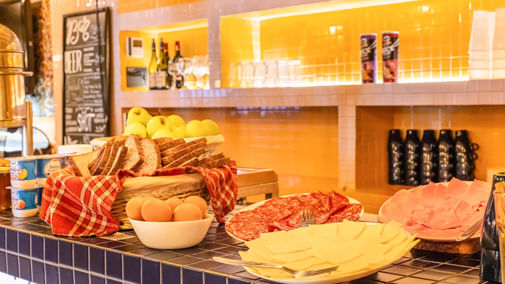 Un délicieux petit-déjeuner continental à notre hébergement à Nice, en France.