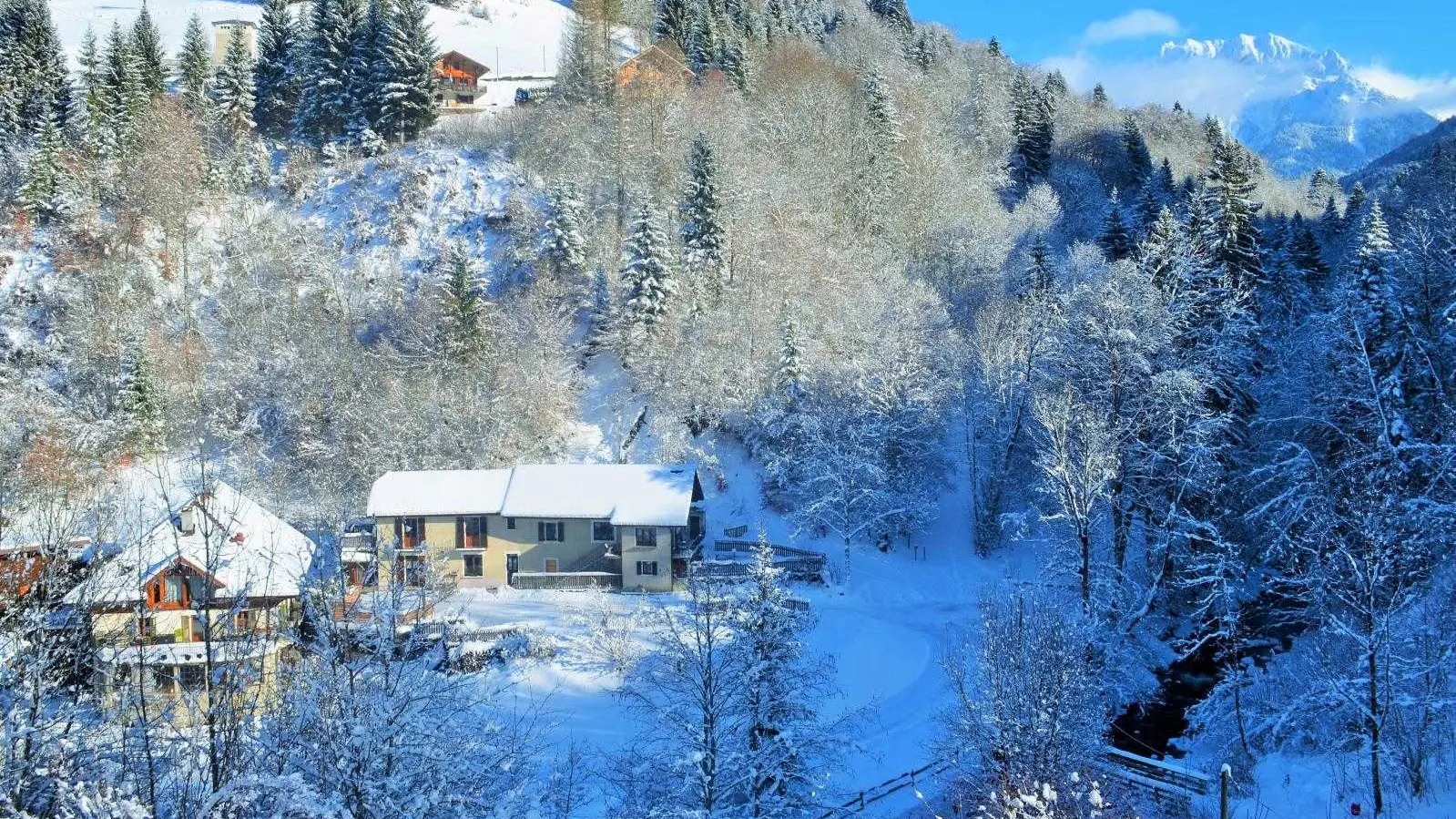 Vue de l'ancienne scierie par une belle journée d'hiver