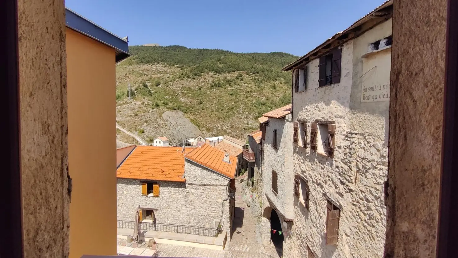 Vue des deux fenêtres principales. Au calme et au coeur du village. Parking à 50 mètres Le Planet 2 d'Ilonse - Gîtes de France Alpes-Maritimes