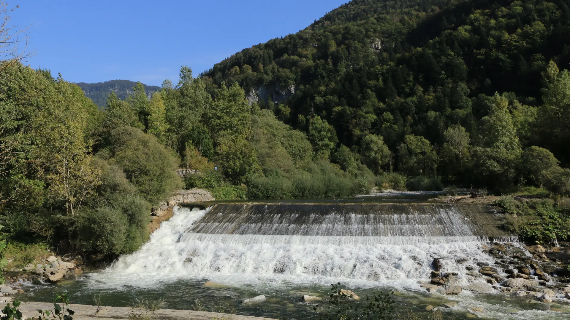 Passe à poissons dans le lit de la rivière du Fier