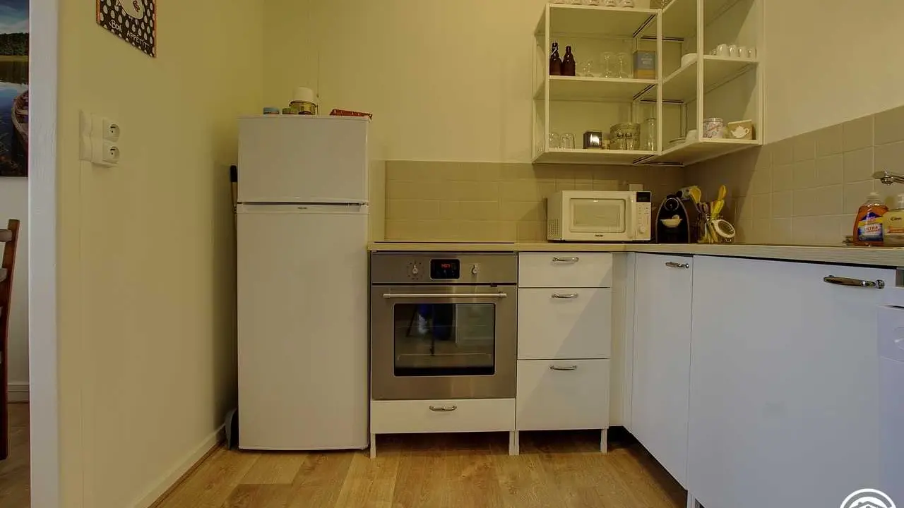 Une cuisine équipée et fonctionnelle ouverte sur le séjour et le salon