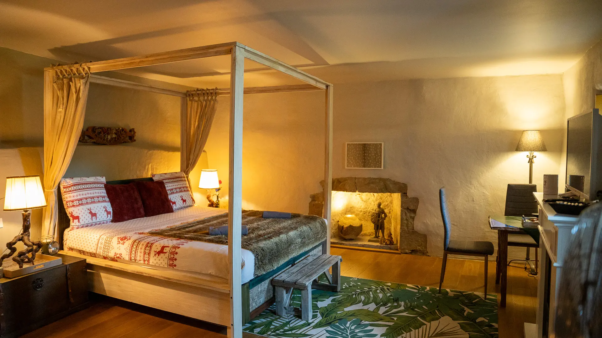 Chambre meublée avec lit à baldaquin