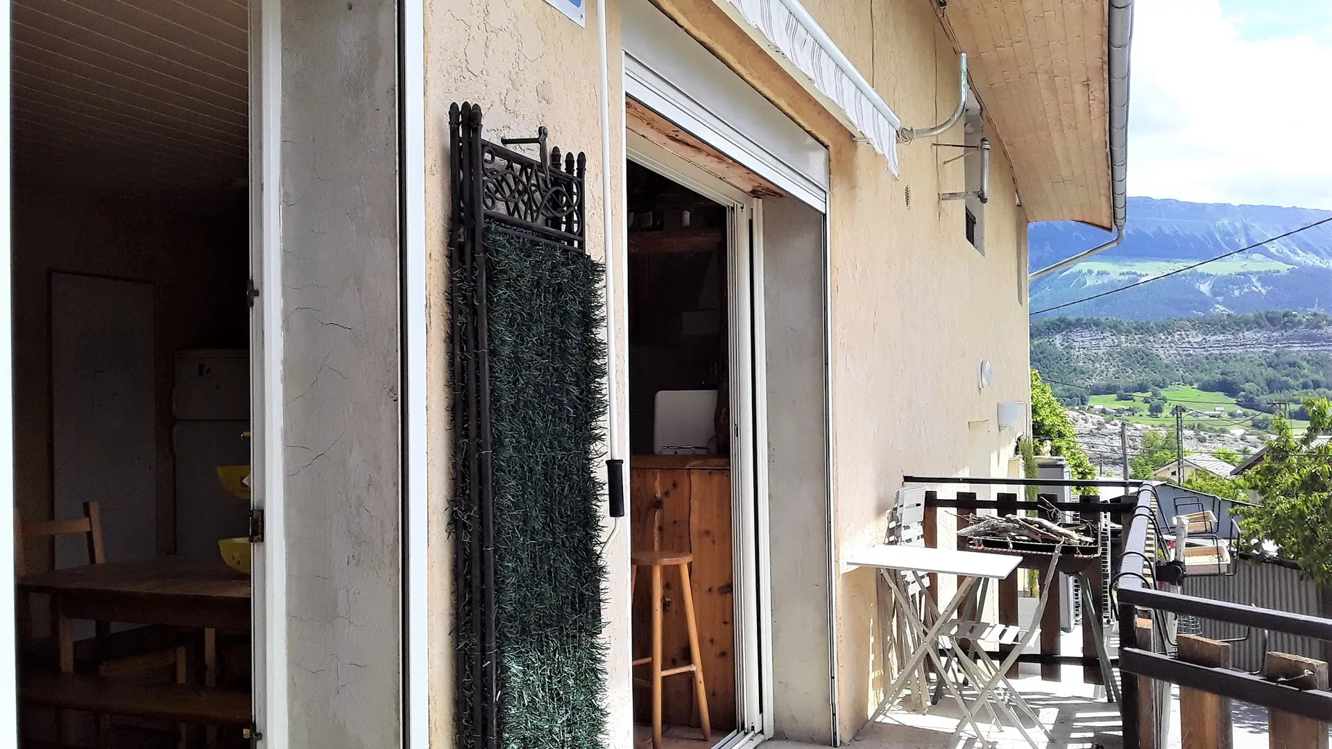 Le balcon, l'entrée et la baie à galandage