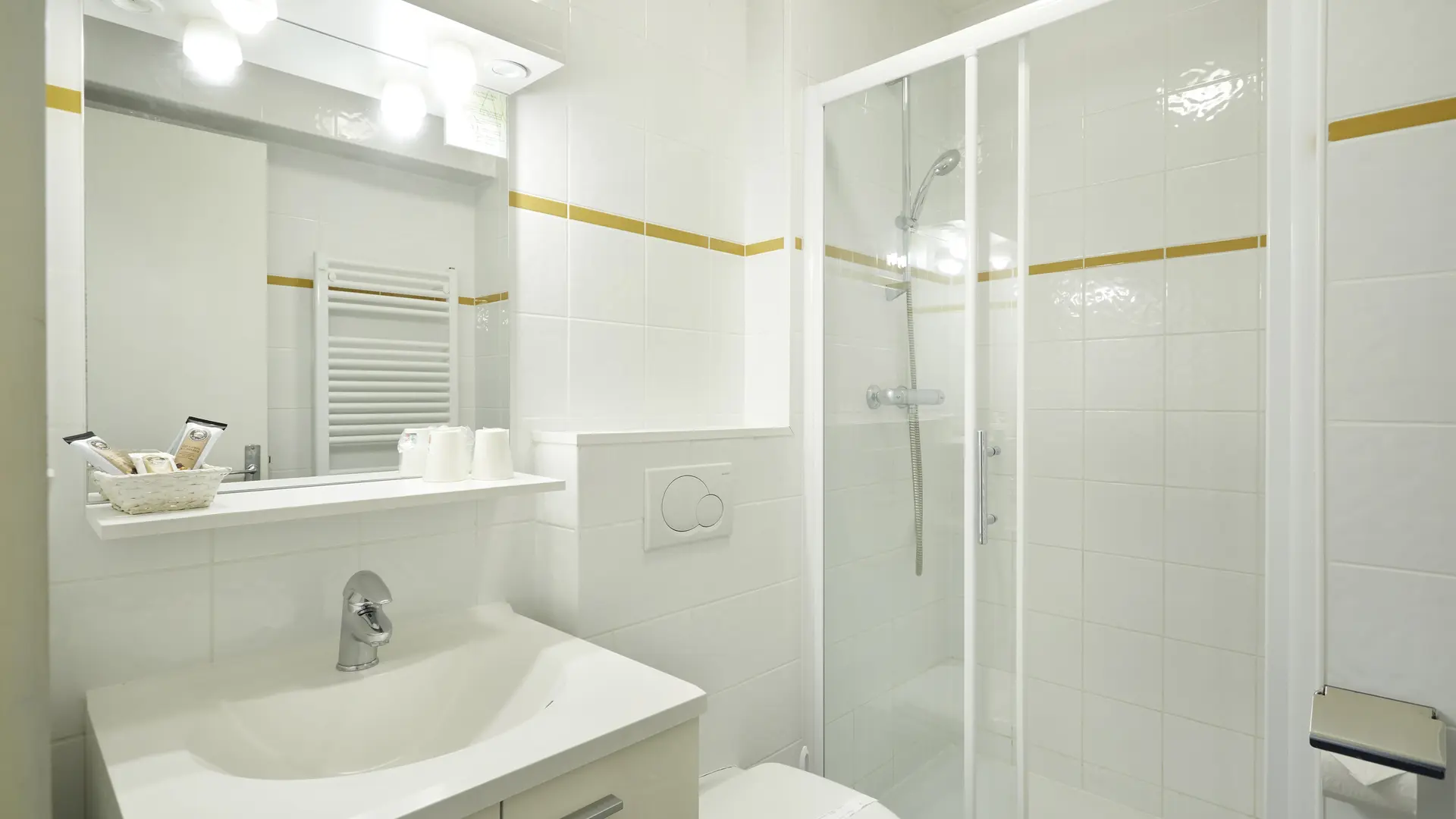 Salle de bain avec douche