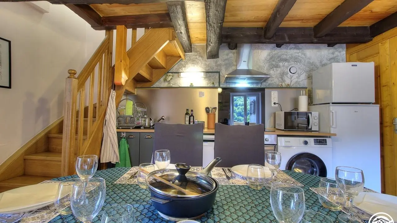 Cuisine totalement équipée et coin repas