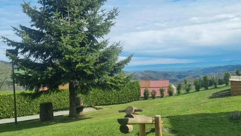 Parc municipal de Sauvain à 300m du gîte : table de pique-nique, terrain de pétanque, jeux pour enfants.