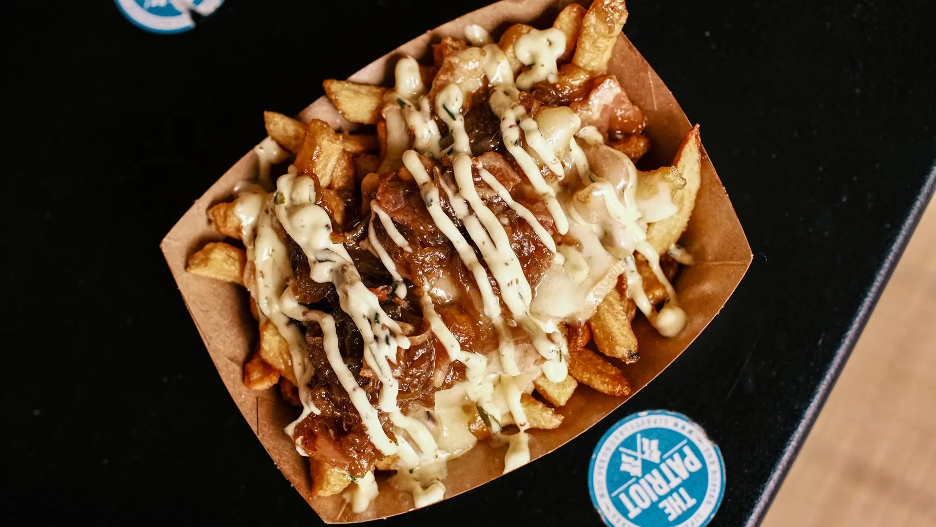 Frites Gratiné à la raclette, oignons confit, lard et mayonnaise