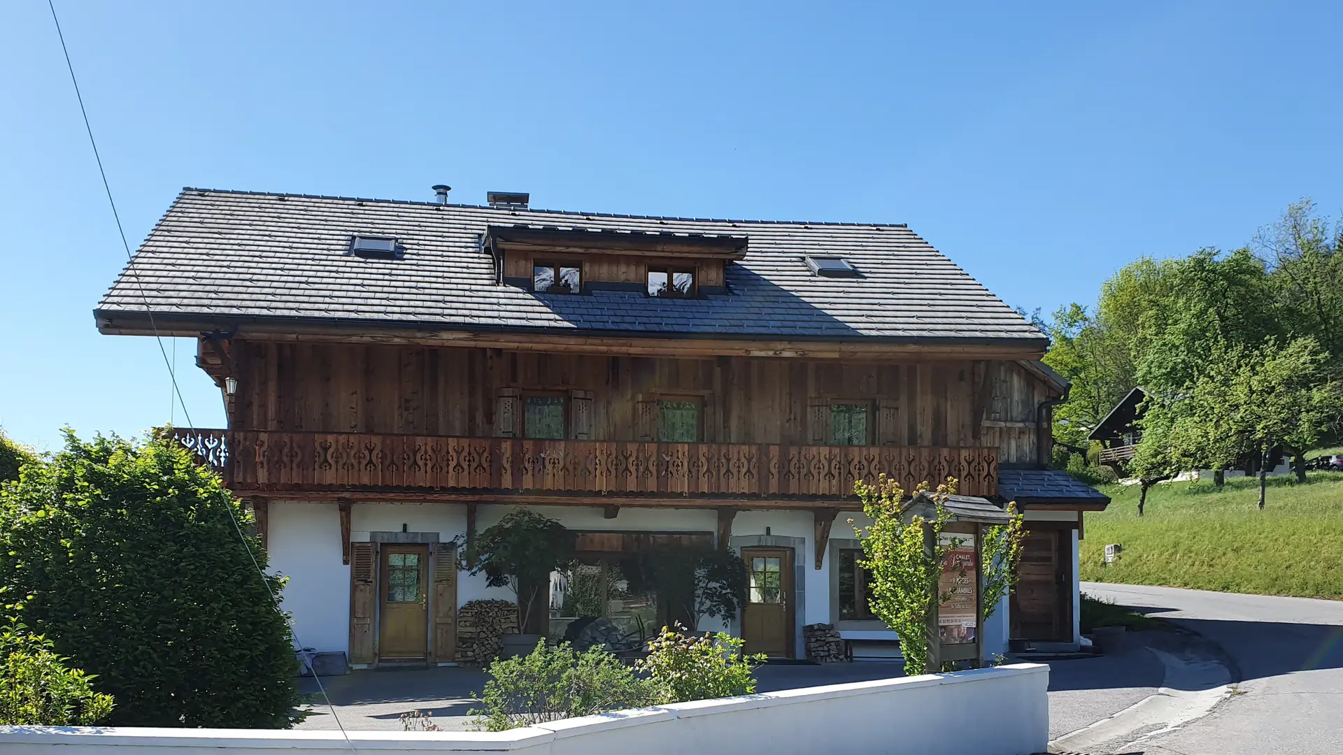 Vue du chalet en extérieur en été