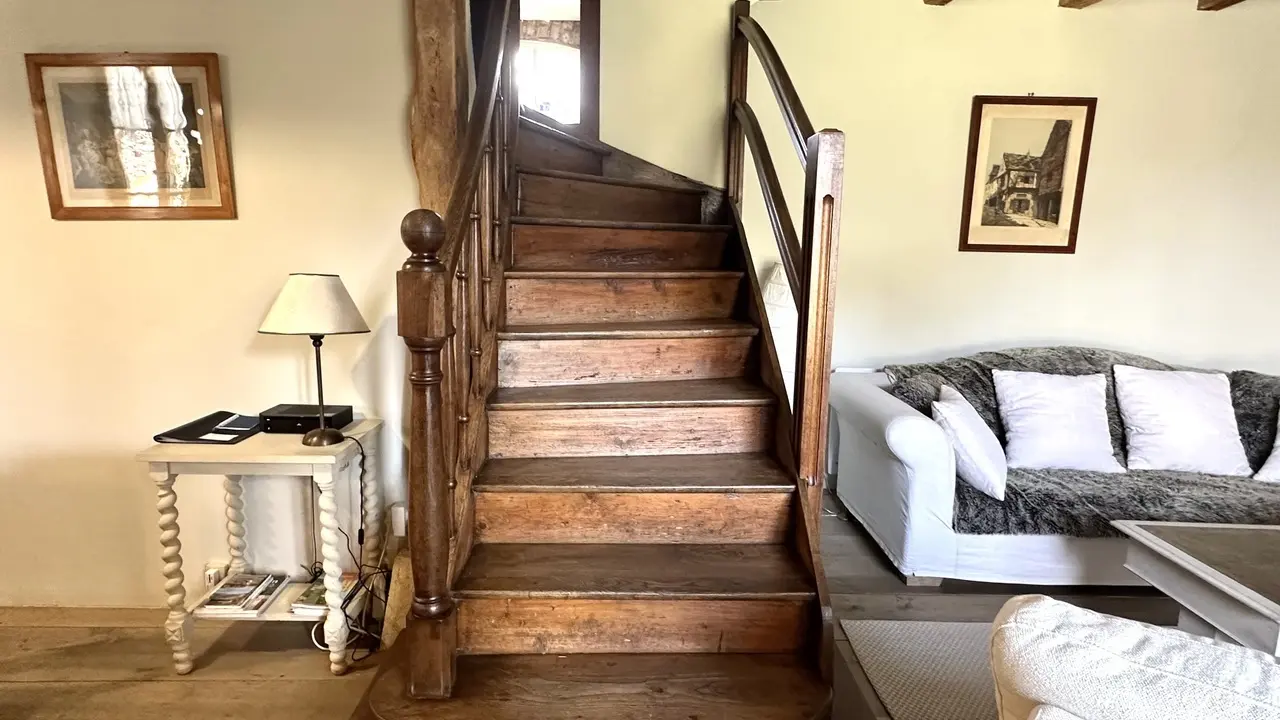 Escalier d'accès aux chambres, salles de bain et toilette à l'étage