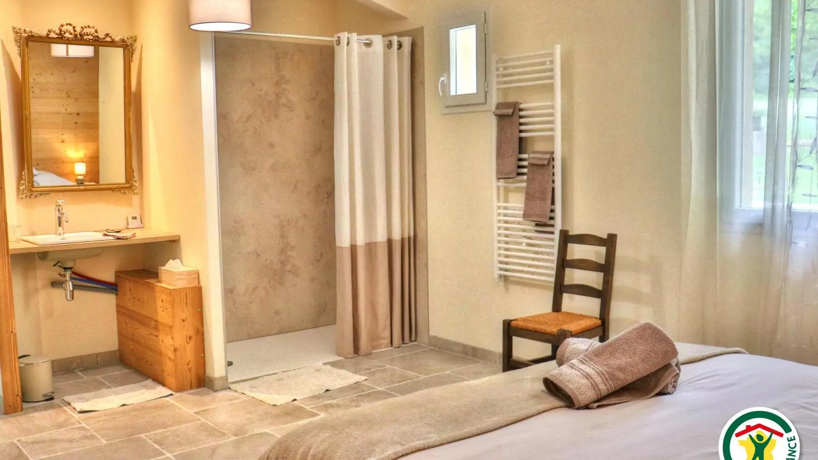 Chambre au RDC, aménagée pour personne à mobilité réduite. Un lit double ou deux lits simples 1x160 ou 2x80 avec douche italienne et lavabo