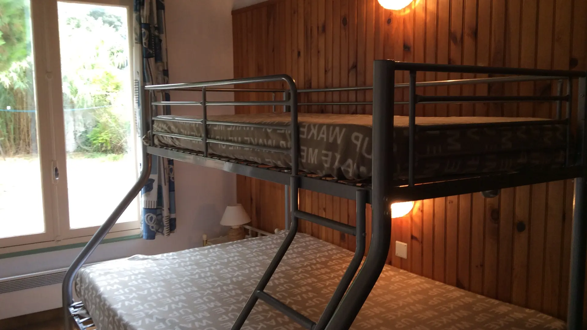 habitación con litera