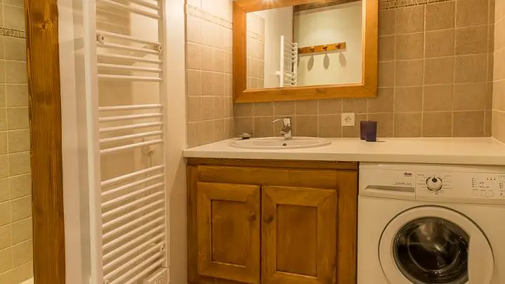 douche italienne
meuble, lavabo avec son plan 
lave-linge/sèche-serviettes
Sèche-cheveux