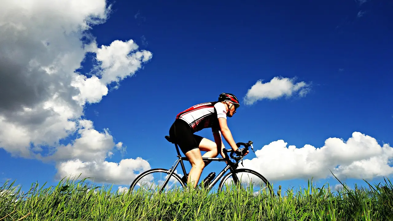 cycliste sur la montée du col