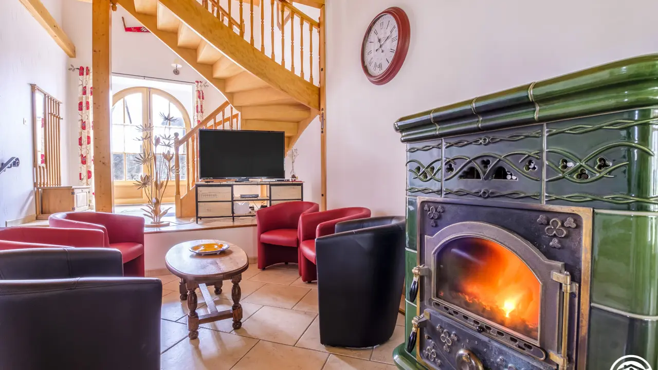 Côté salon avec un accès sur la cour, un accès sur le garage et l'escalier qui mène aux chambres.