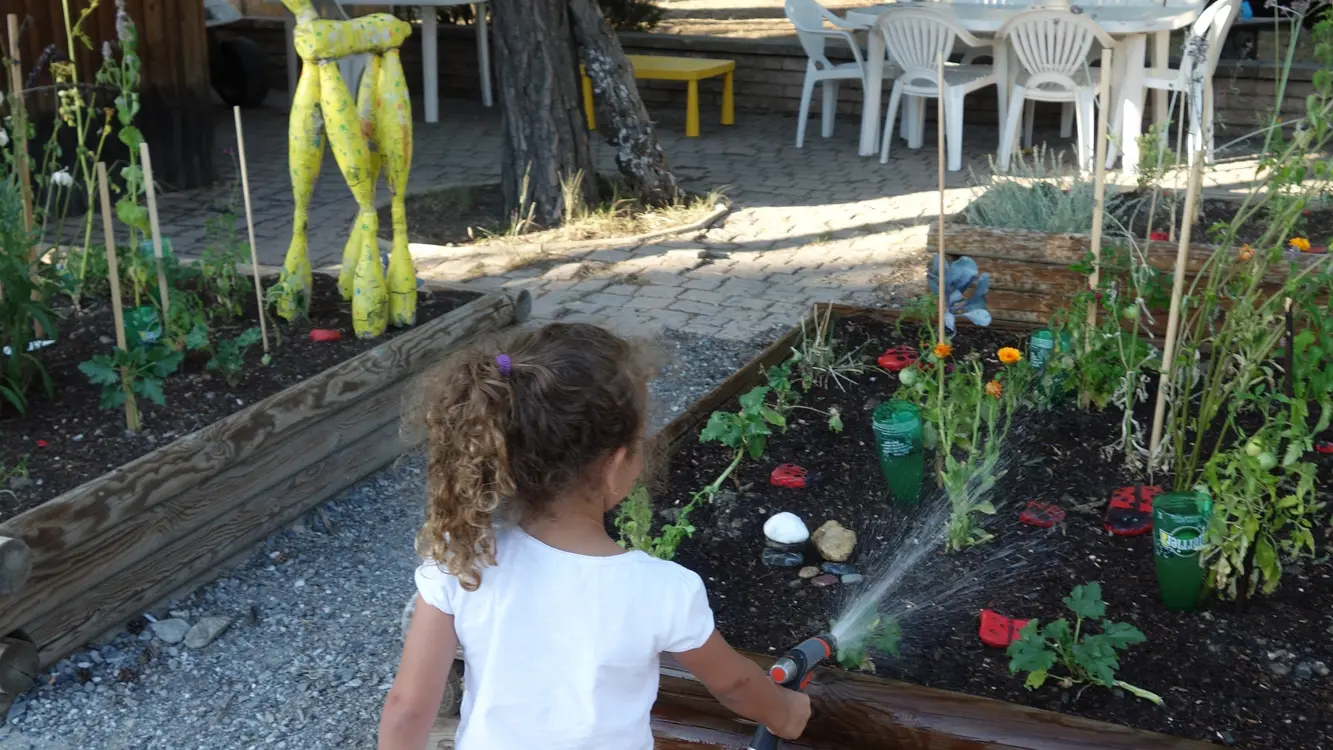 Activité enfant jardinage - Camping Le Petit Liou BARATIER